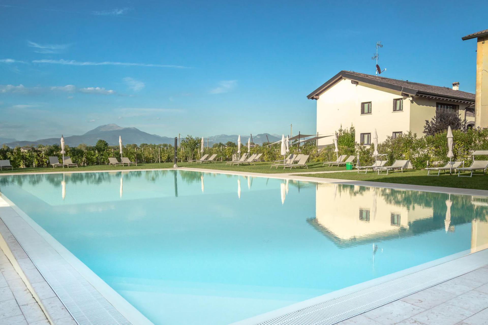 Agriturismo Lago di Como e lago di Garda Agriturismo per famiglie lago di Garda, grande piscina