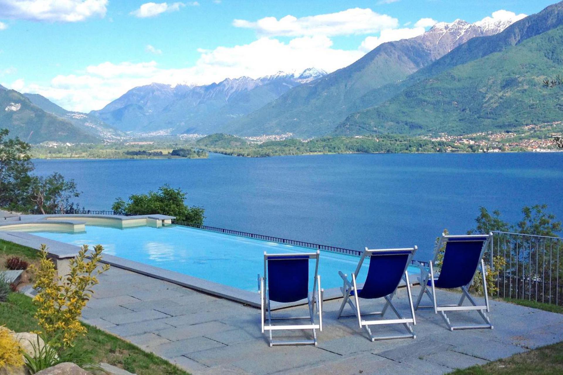 1. Residence con piscina panoramica e vista lago