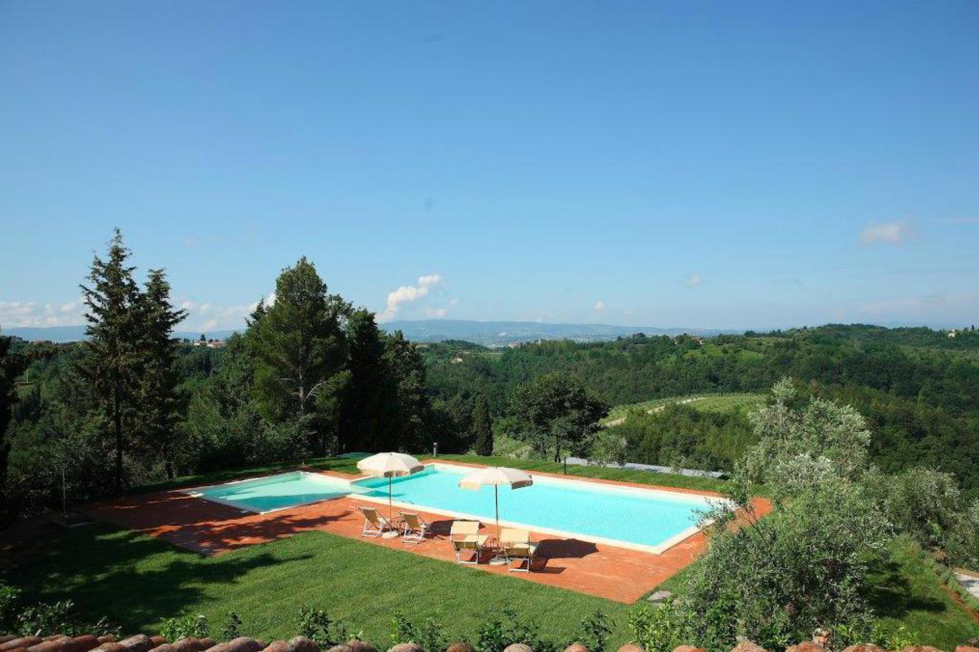 Agriturismo accogliente sulla collina di un parco naturale