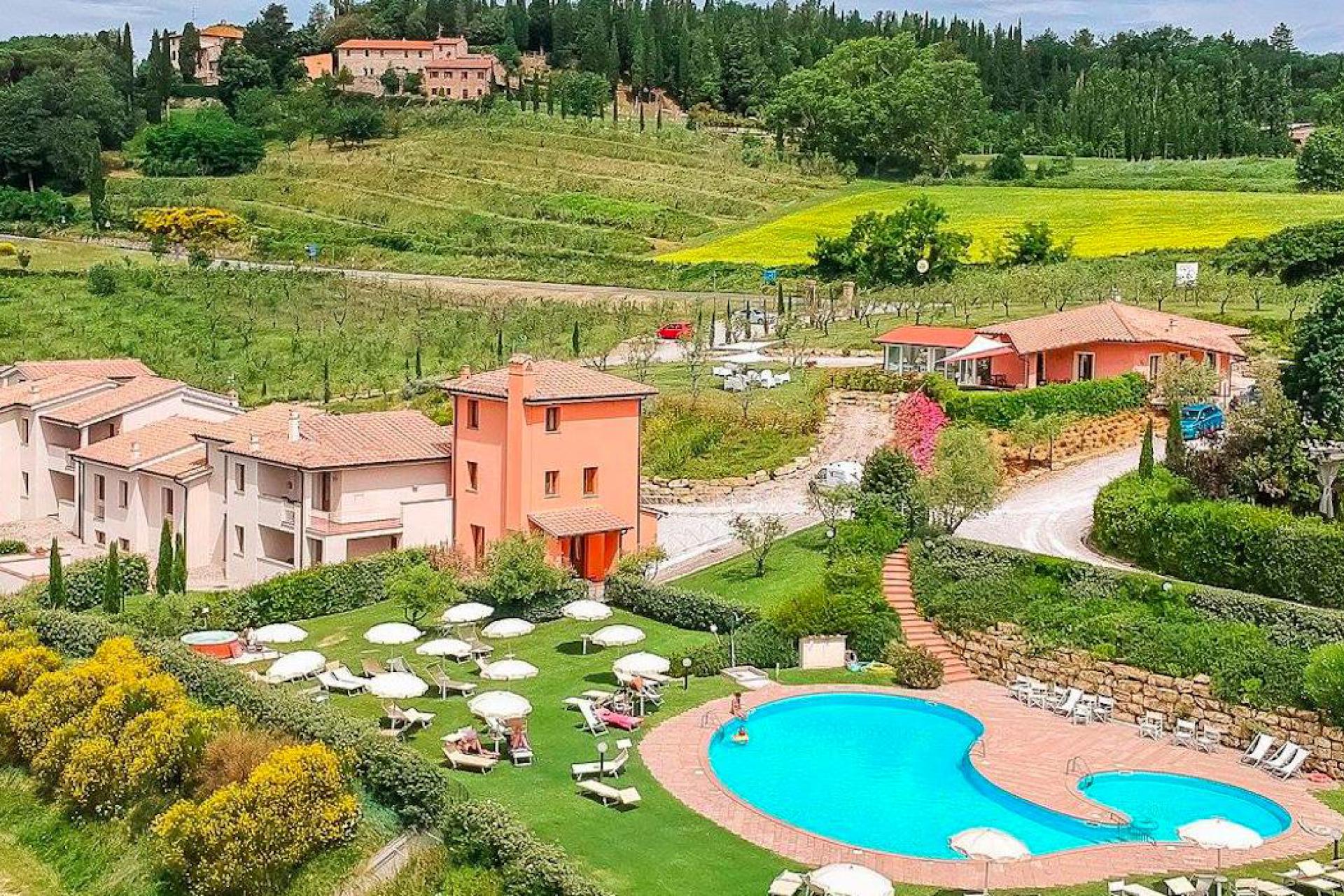 Grande agriturismo con appartamenti moderni