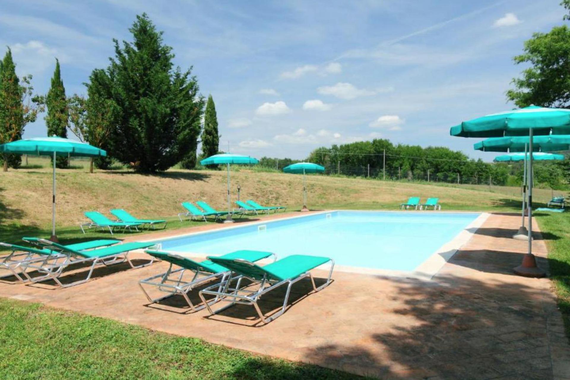 Due casolari in Toscana con piscina privata