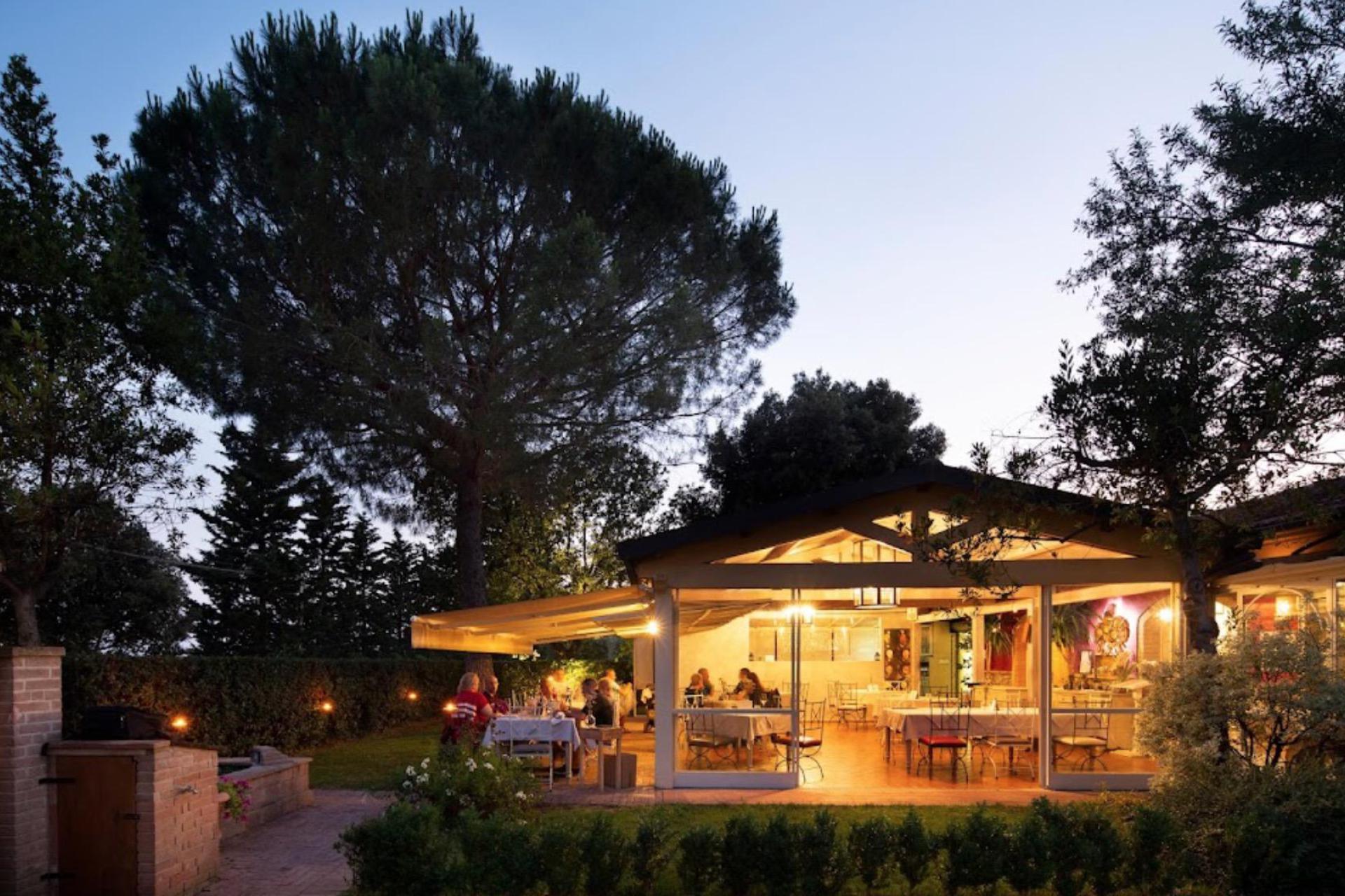 Agriturismo con ristorante vicino alla costa Toscana