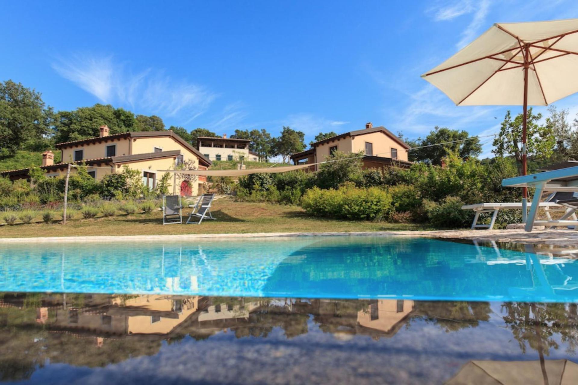 Agriturismo con case di lusso su una collina in Toscana