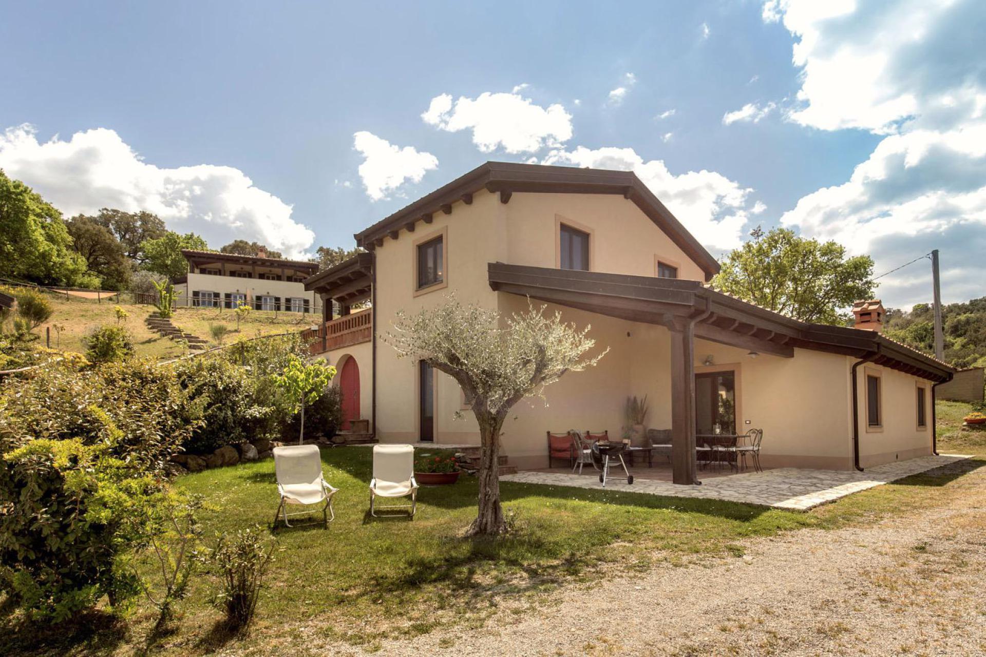 Agriturismo con case di lusso su una collina in Toscana