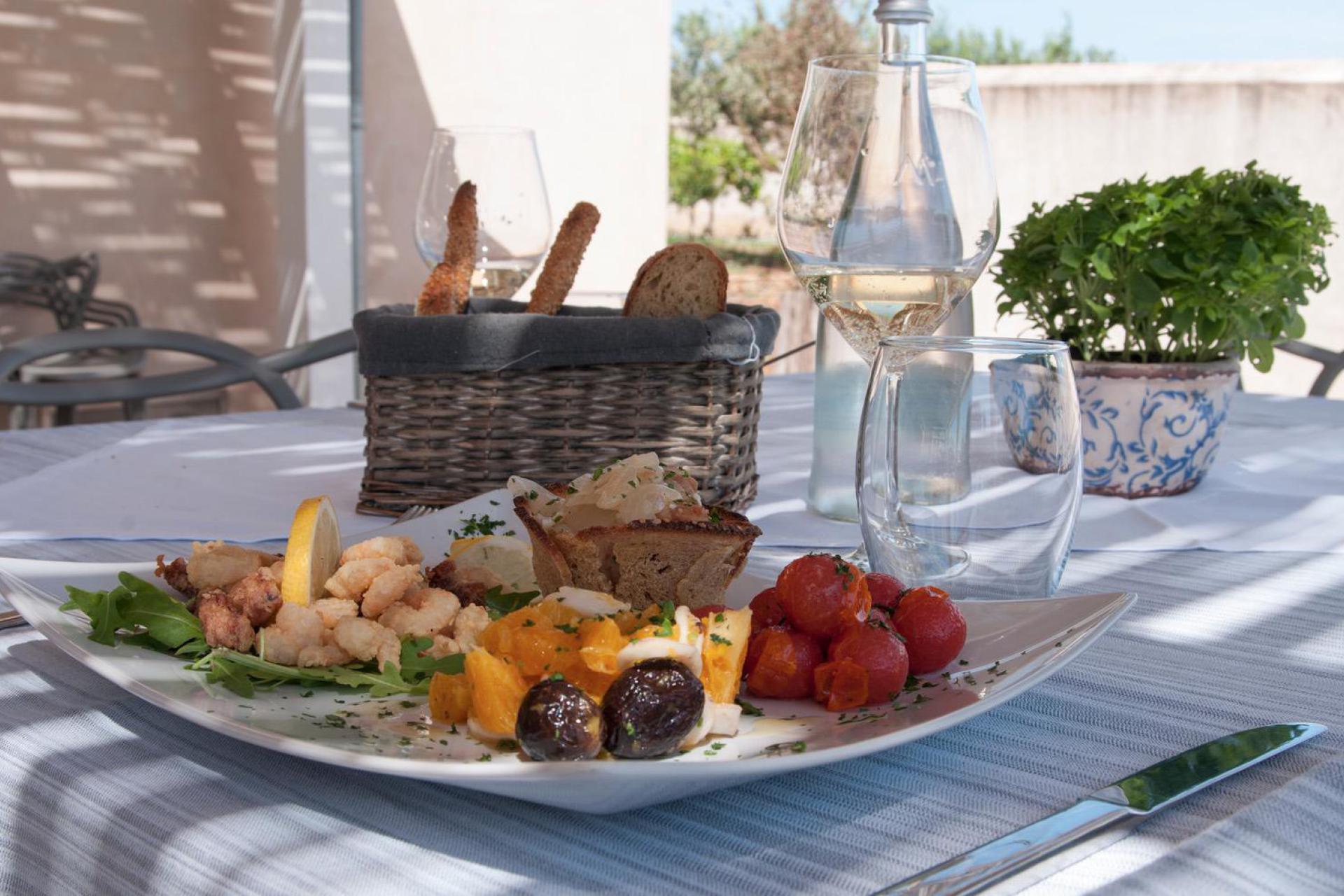 Agriturismo accogliente con ristorante in Sicilia, vicino al mare