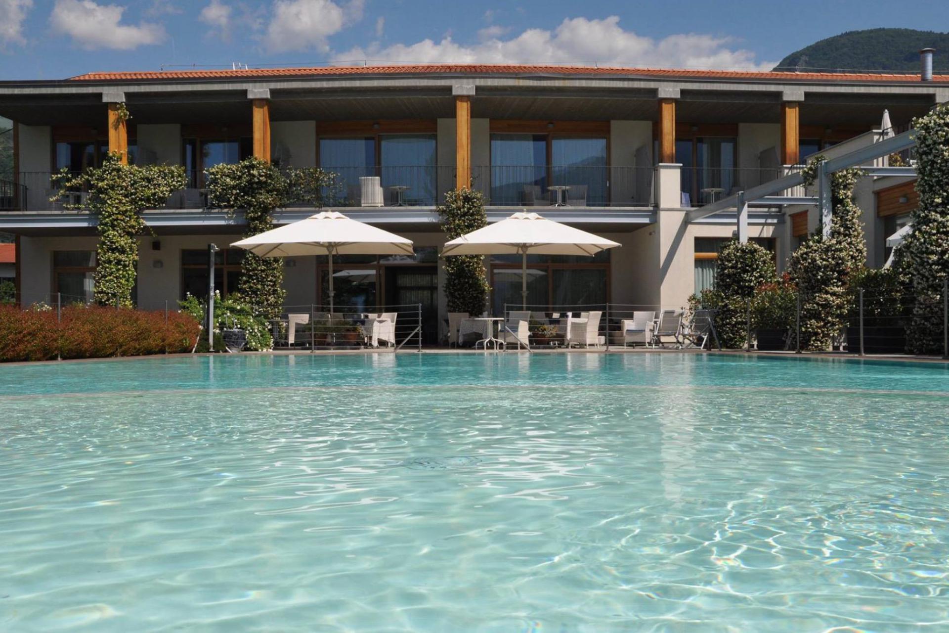 Piccolo hotel di campagna in bella posizione sul lago di Como