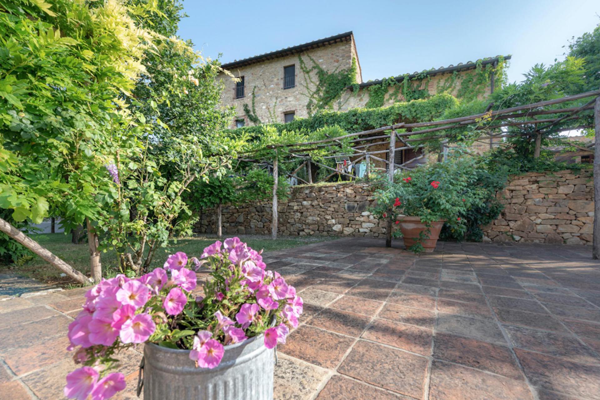 Borgo medievale ristrutturato nel cuore della Toscana Borgo medievale ristrutturato nel cuore della Toscana