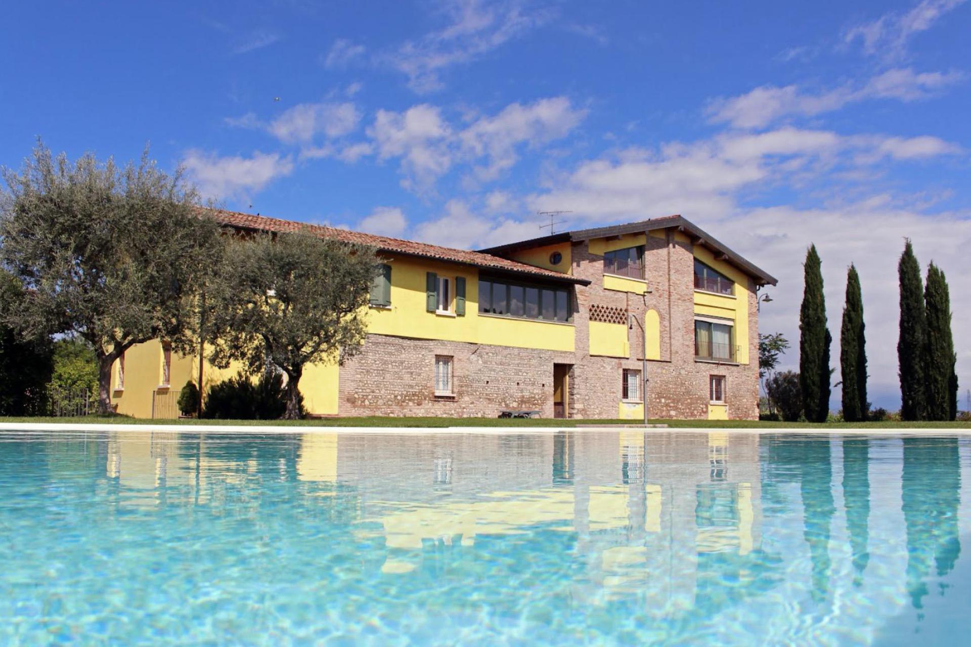 Agriturismo al lago di Garda circondato da vigneti