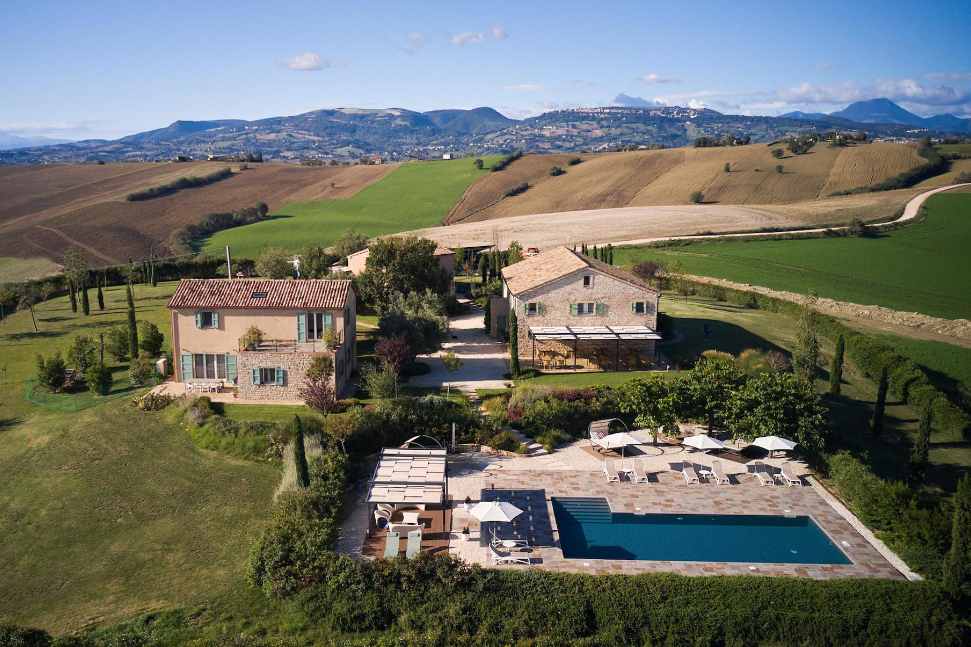 Casa di campagna Marche con bistrot