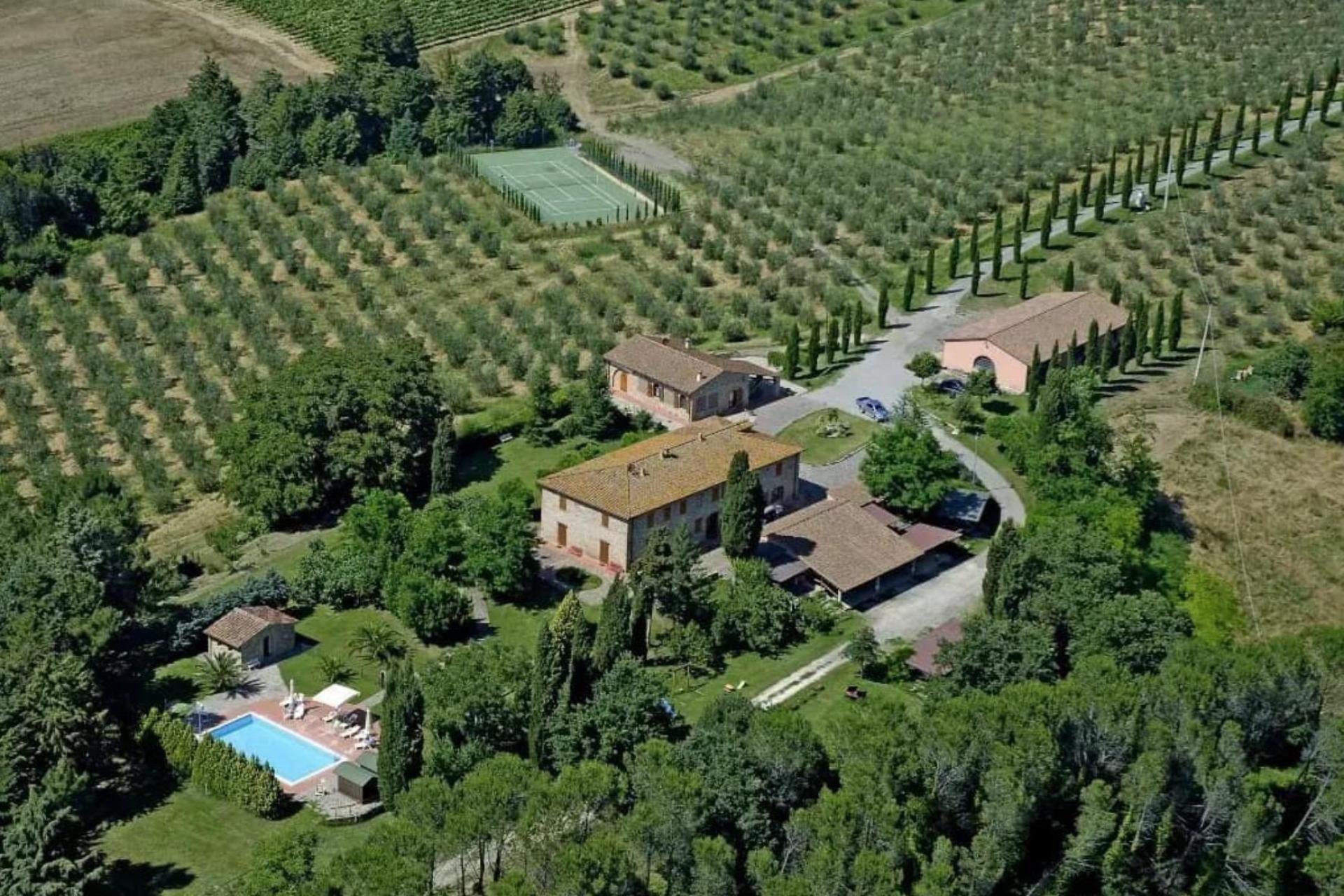 Agriturismo con cantina nel cuore della toscana