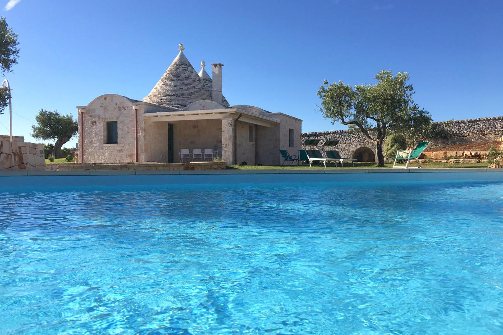 Trullo con piscina privata nel uliveto