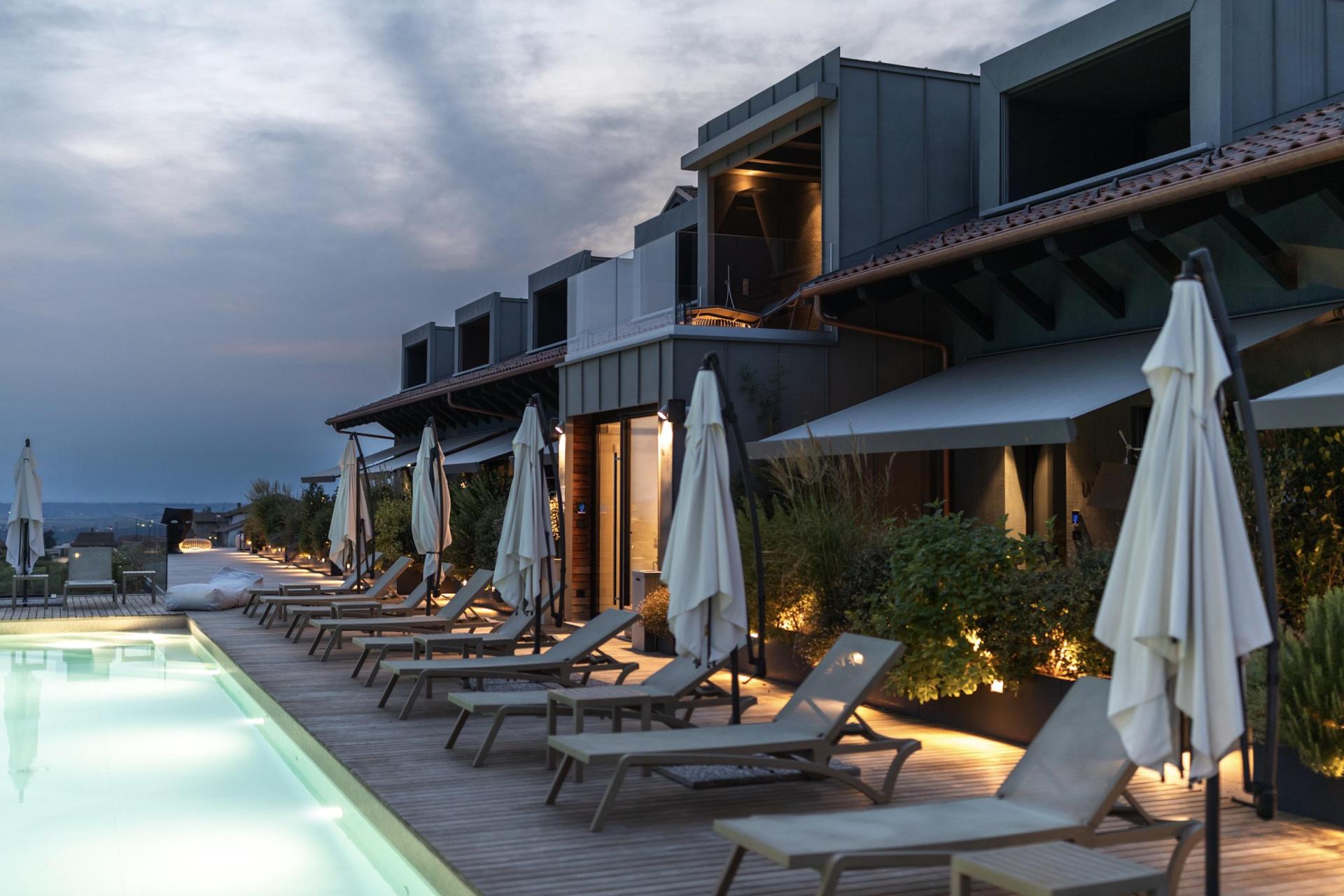 Agriturismo moderno tra i vigneti del Barolo con piscina infinity