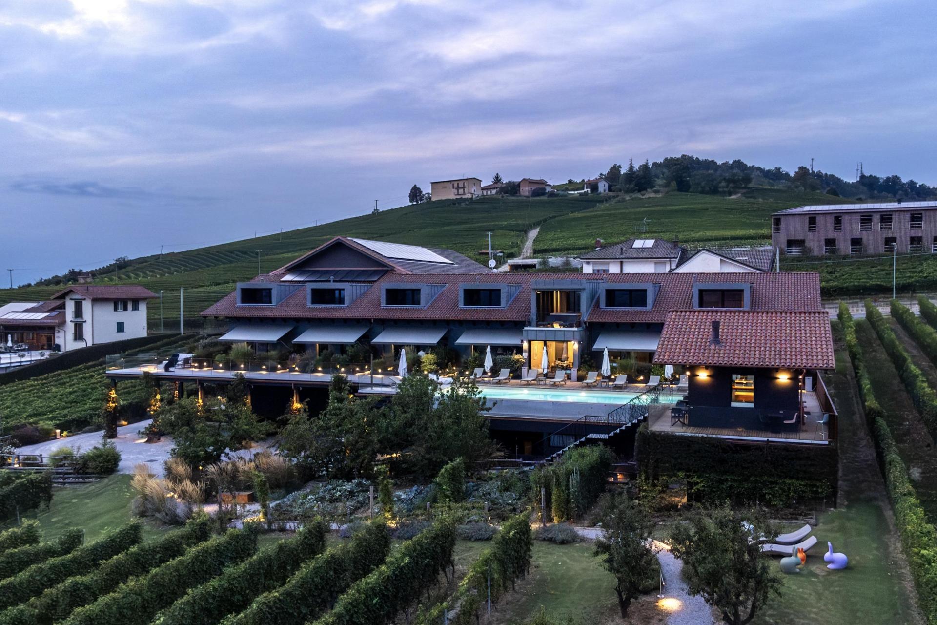 Agriturismo moderno tra i vigneti del Barolo con piscina infinity