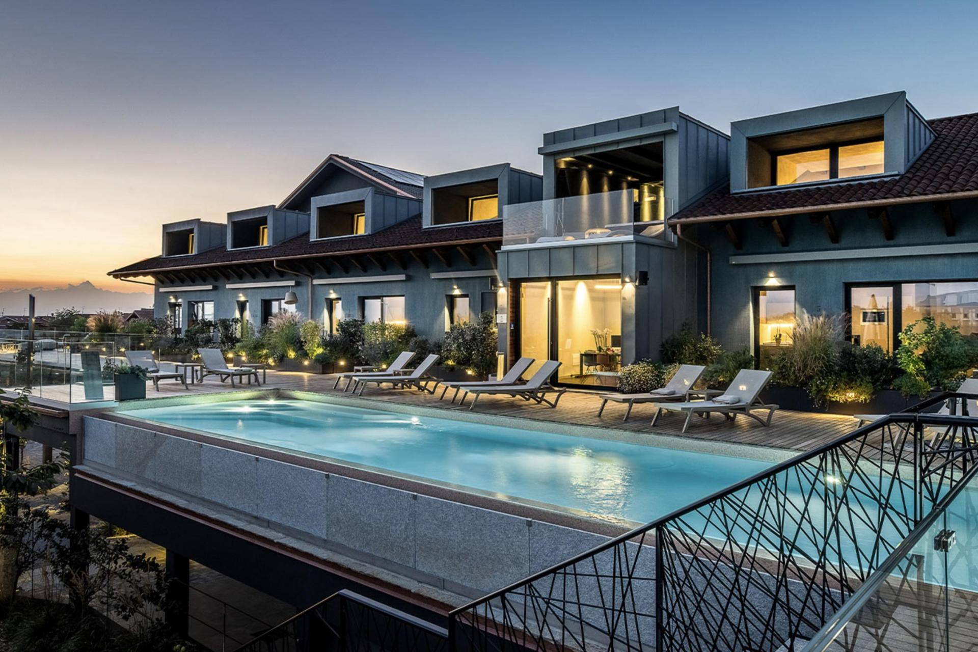 Agriturismo moderno tra i vigneti del Barolo con piscina infinity