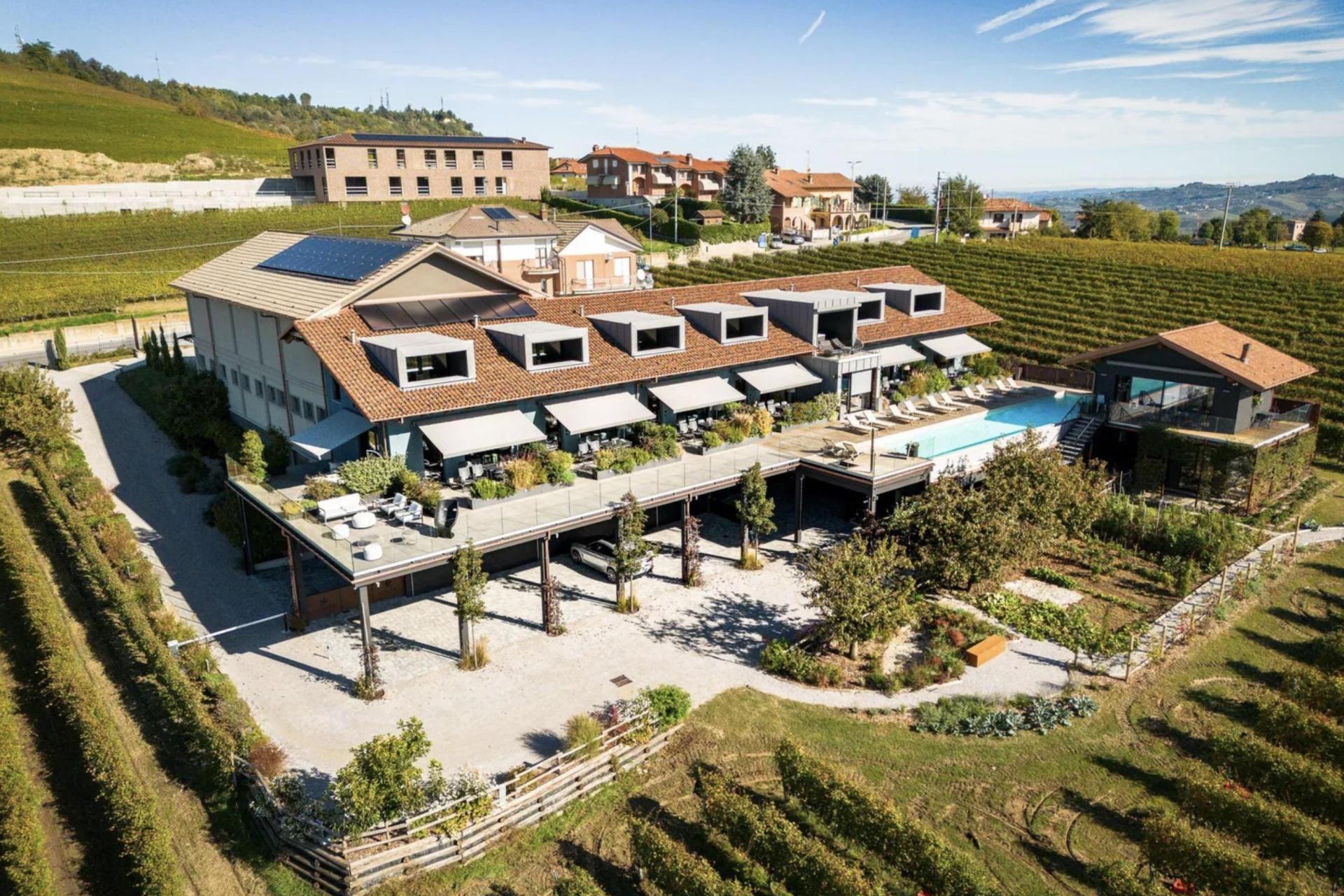 Agriturismo moderno tra i vigneti del Barolo con piscina infinity