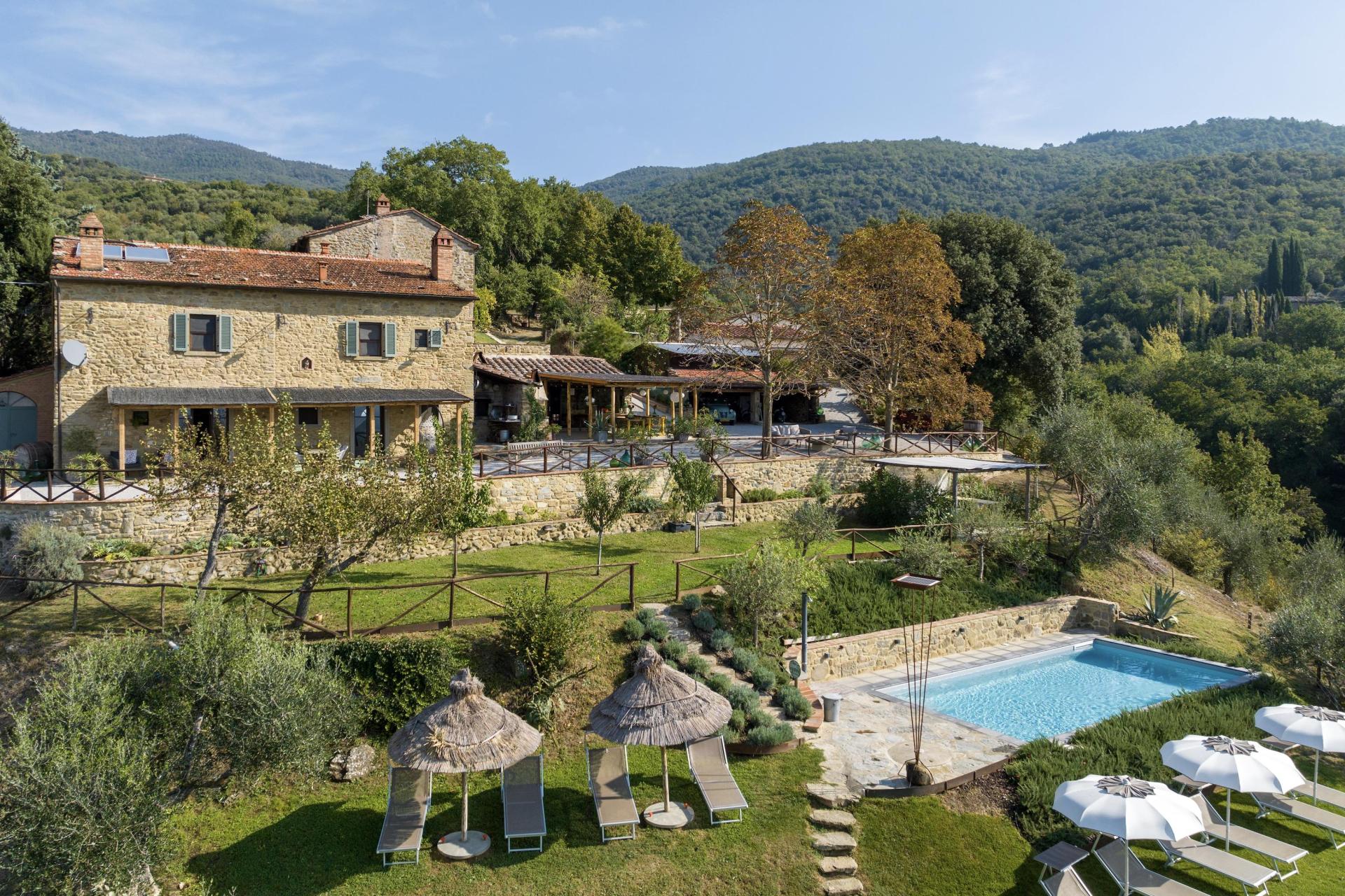 Piccolo agriturismo vicino a Cortona con piscina e vista panoramica