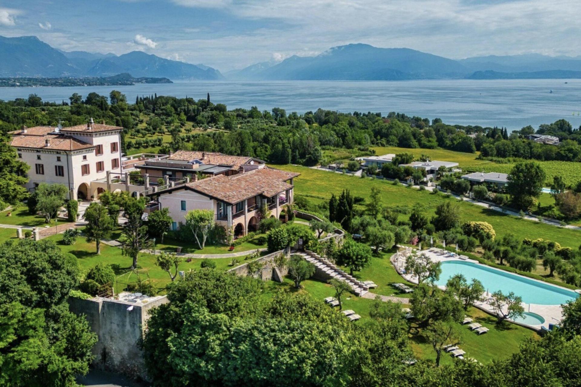 Soggiorno di charme con vista sul Lago di Garda e ristorante accanto