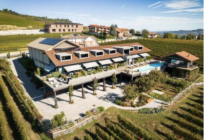 Agriturismo moderno tra i vigneti del Barolo con piscina infinity
