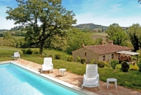 Due casolari in Toscana con piscina privata