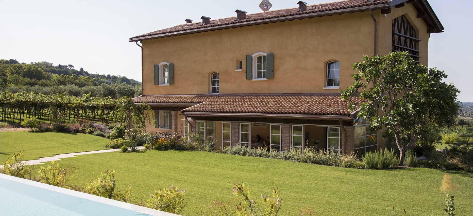 Agriturismo Lago di Como e lago di Garda Accogliente agriturismo con vista sul Lago di Garda