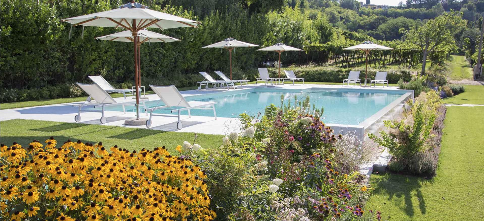 Agriturismo Lago di Como e lago di Garda Accogliente agriturismo con vista sul Lago di Garda