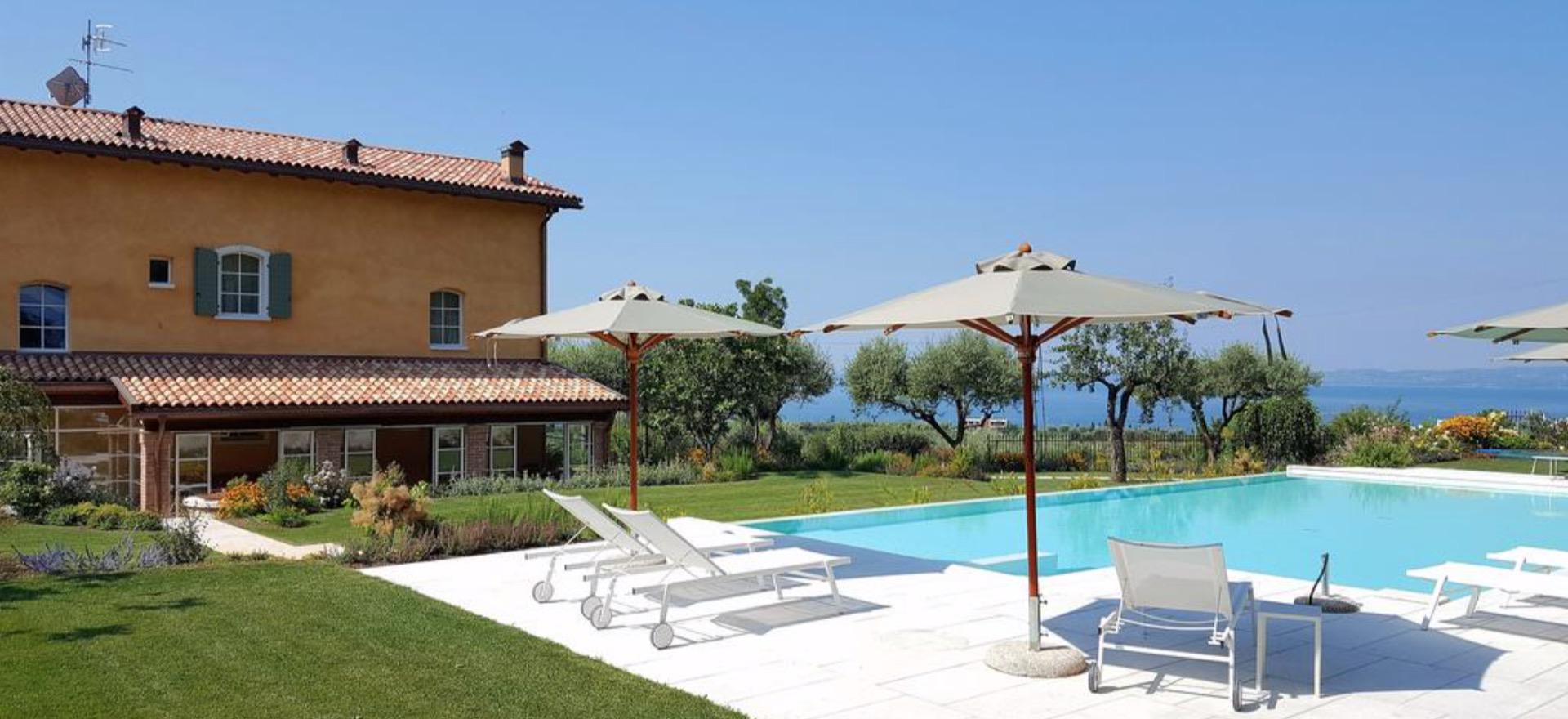 Agriturismo Lago di Como e lago di Garda Accogliente agriturismo con vista sul Lago di Garda