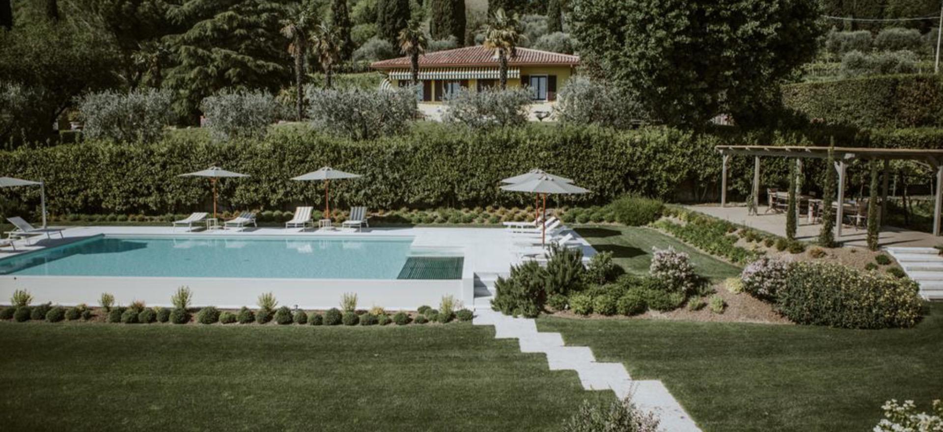 Agriturismo Lago di Como e lago di Garda Accogliente agriturismo con vista sul Lago di Garda